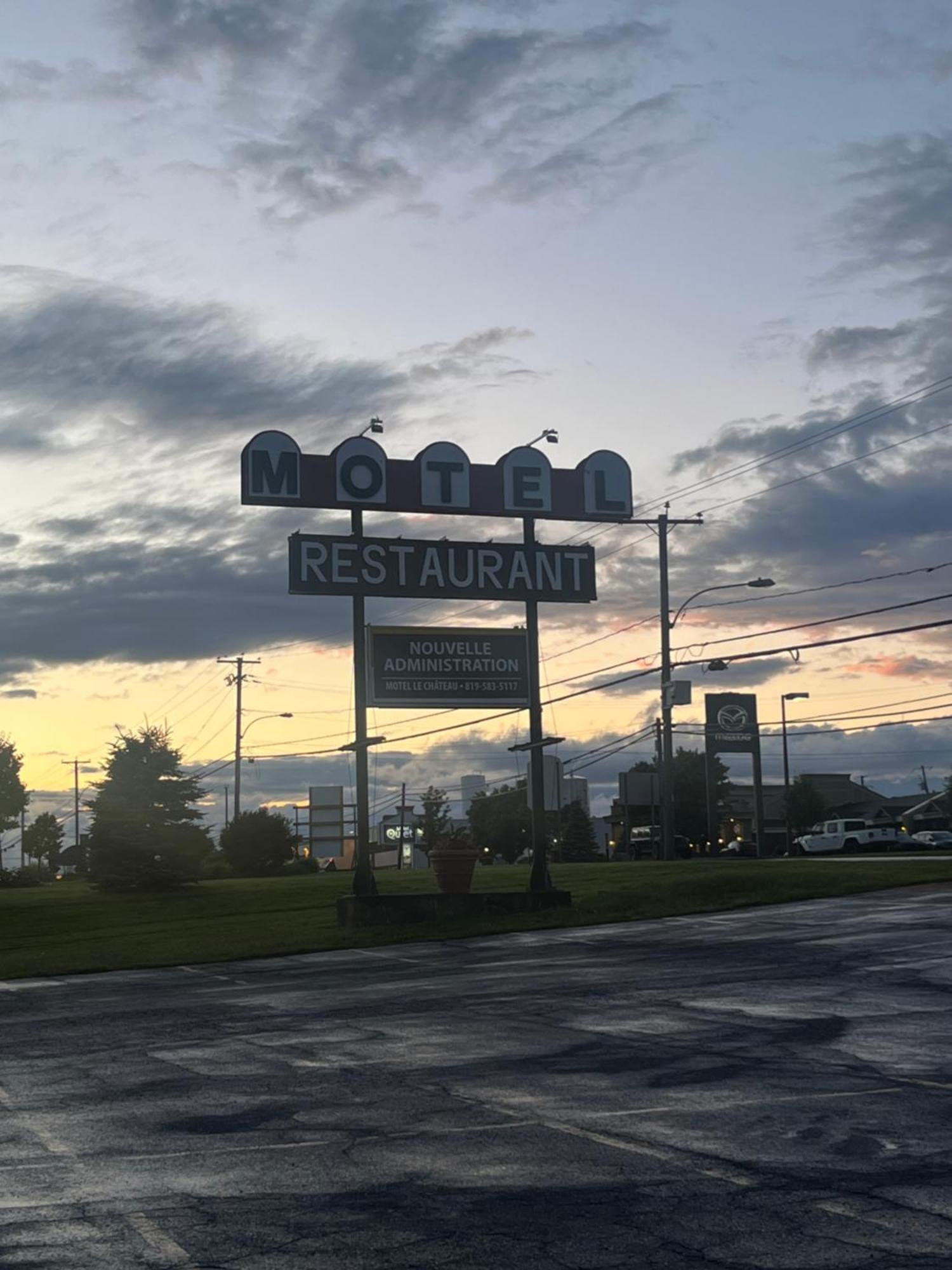 Hotel Motel Le Château Lac-Mégantic Exterior foto